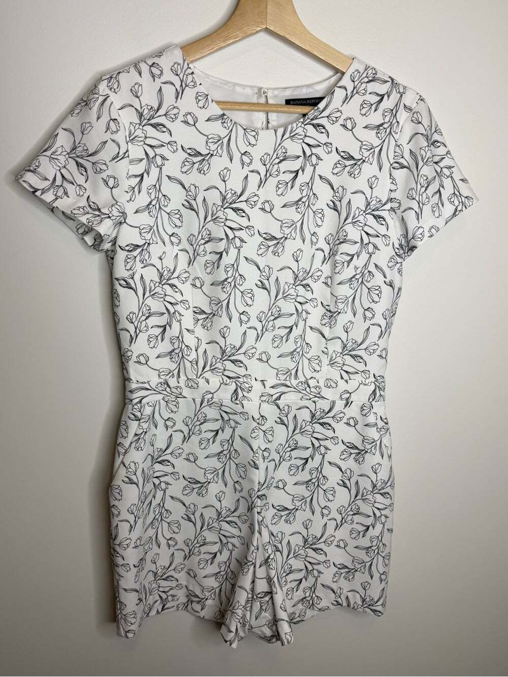 Banana Republic White Floral Print Short Sleeve Romper size 6